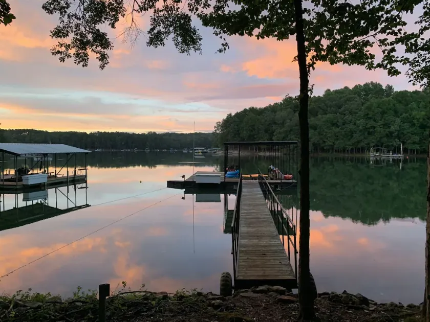 LAKEFRONT HARTWELL! Good dogs welcome! Covered dock, fire pit, kayaks! - Image 1