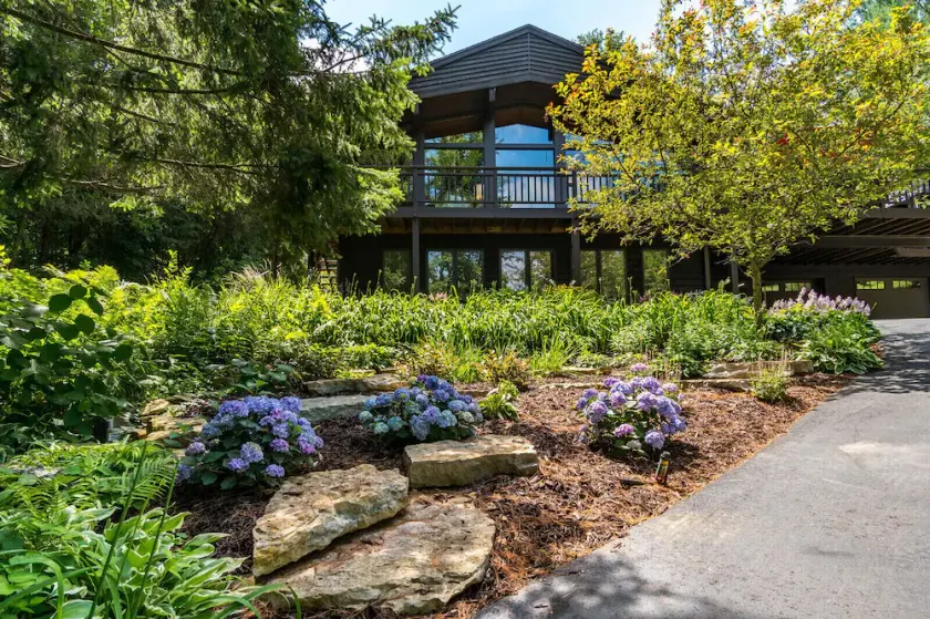 Luxury Bluff Retreat • 10 Minutes to Downtown - Image 1