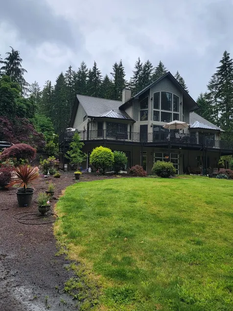 Lake front LAWN FLOOR of bi-level home.  bottom floor only. private entrance. - Image 1