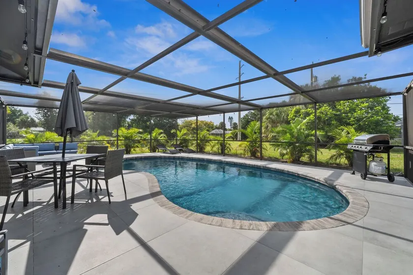 3-bedroom 2-bathroom! FREE Heated Pool! Close Beaches! Pet! CLEAN! - Image 1