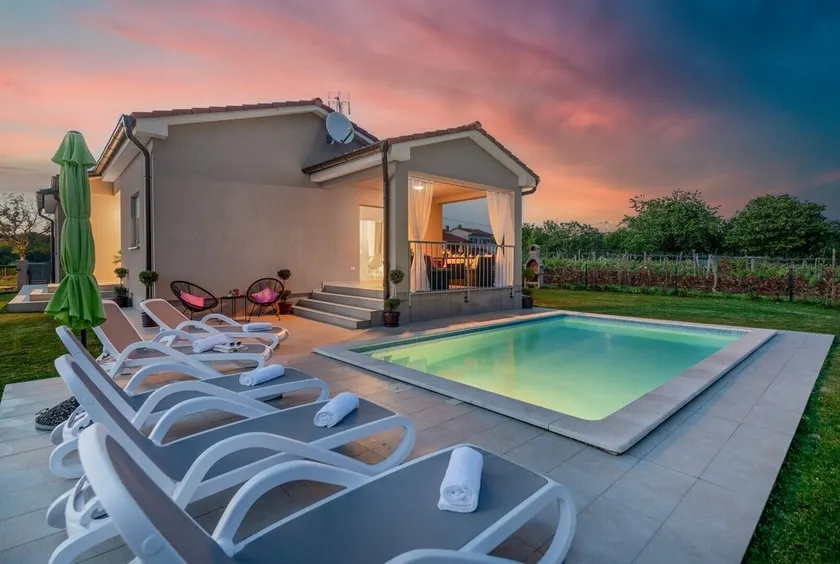 Family holiday house with private pool and playground - Image 1