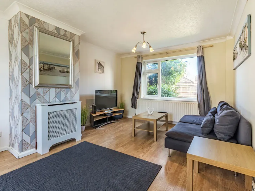 This is a lovely house in a great location. - Image 1