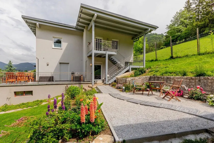 140 m² lägenhet omgiven av naturen - Image 1