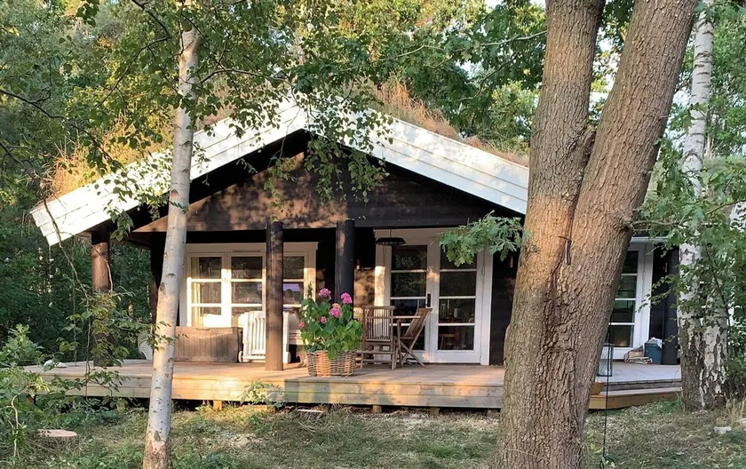 Log house near a child-friendly sandy beach - Image 1