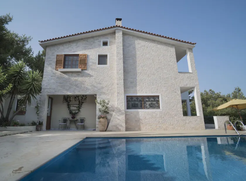 Villa Corina near the Airport - Image 1