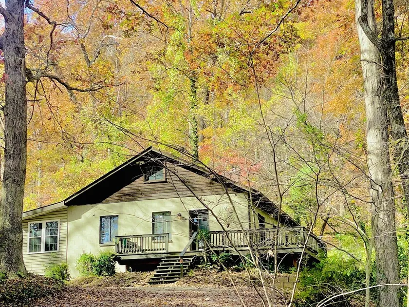 Private Mountain Cottage on 7 Acres & Creek - Image 1