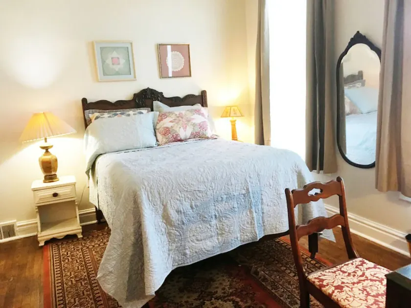 Hillsdale Victorian Studio w kitchenette Wifi TV , Queen Bed and Twin Bed - Image 1
