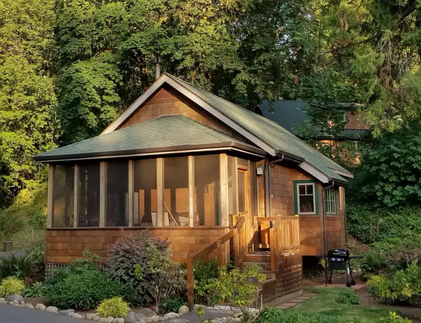 Mckenzie River Cabin @ The Log Canin Inn - Image 1