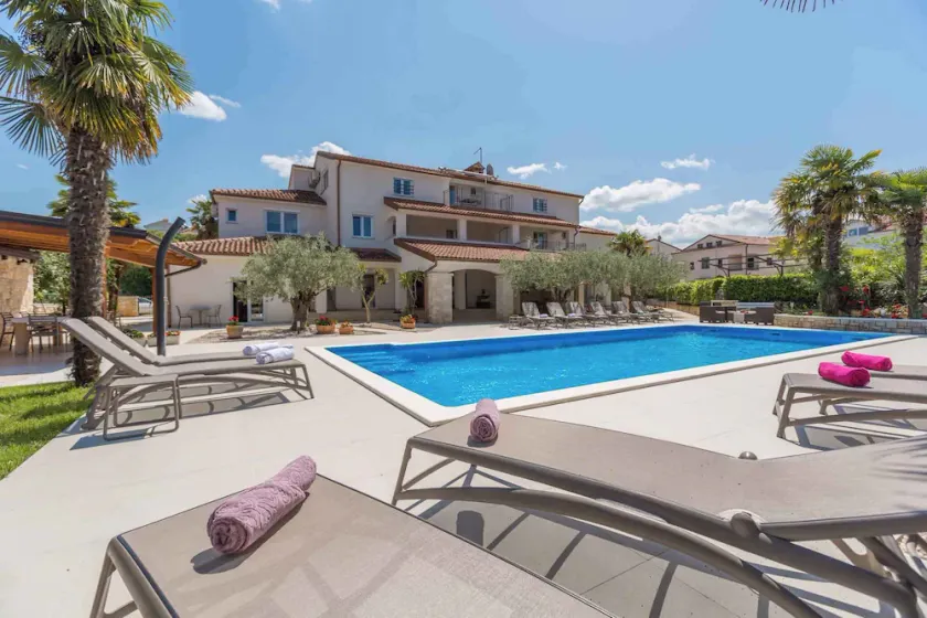 Holiday apartment with pool and beautiful garden - Image 1