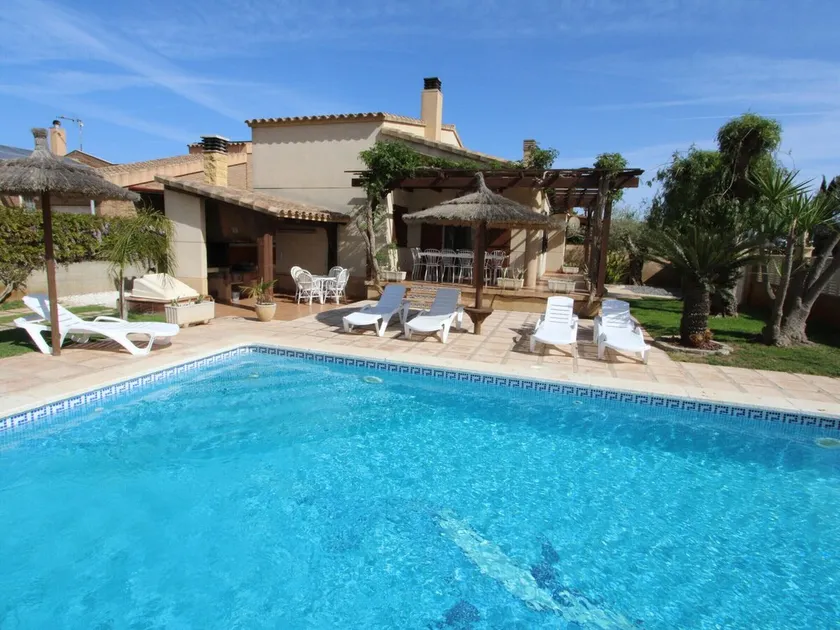 Beachside Getaway: Private Pool, Pet-Friendly, Free WiFi, Air Con, Near Dog-Friendly Beach - Image 1