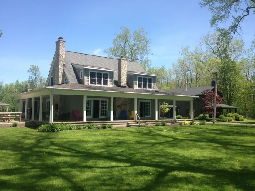 Hermosa propiedad en el lago Erie, 6 recámaras, 4 baños, playa privada, porche. - Image 1