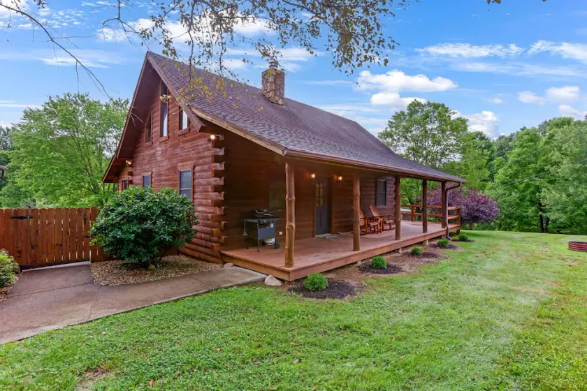 White Pine - Cozy Cabin with Relaxing Hot Tub! - Image 1