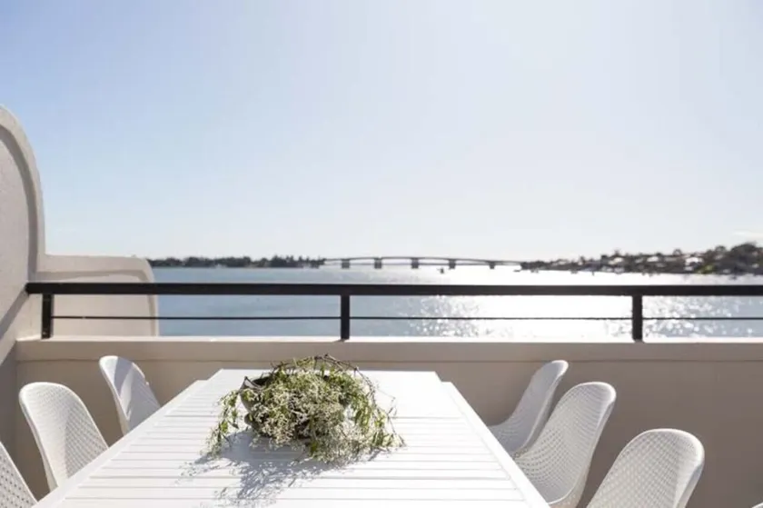 Tranquil 4-bedroom water view apartment - Image 1