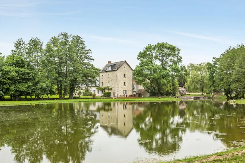 Old mill from the 19th century and its pond in the heart of the Châteaux of the Loire Valley - Image 1