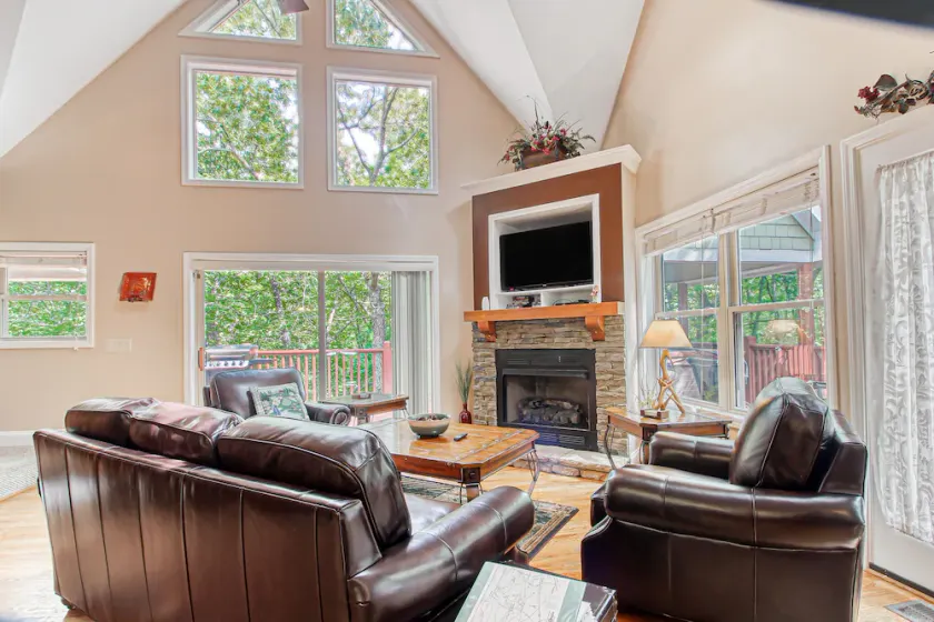 Dog-friendly house w/ private hot tub, gas fireplace, game room, & much more - Image 1