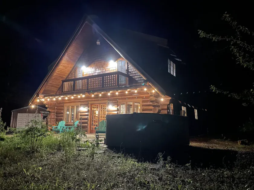 Private Log Cabin in the Woods - HOT TUB, BBQ, WIFI, GAZEBO, GAMING GARAGE - Image 1
