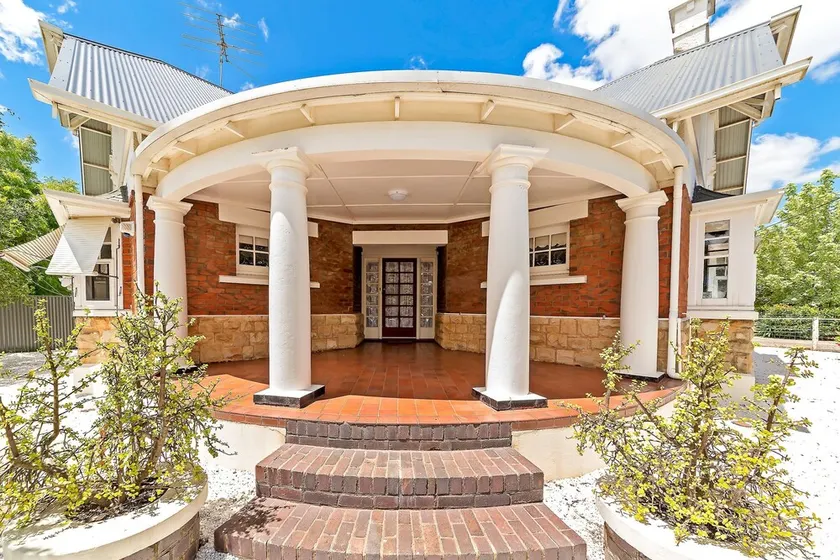 4 bedroom stone home walking distance to the best restaurants - Image 1