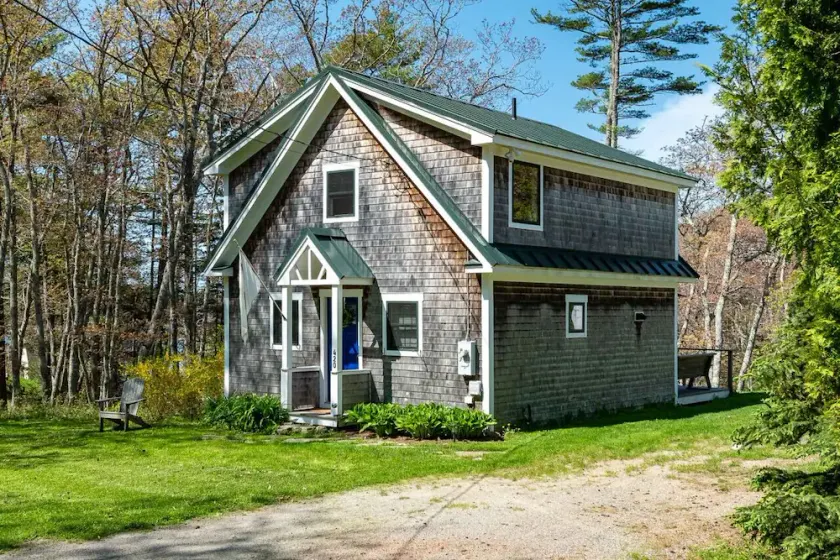 Charming Waterfront Cottage - Image 1
