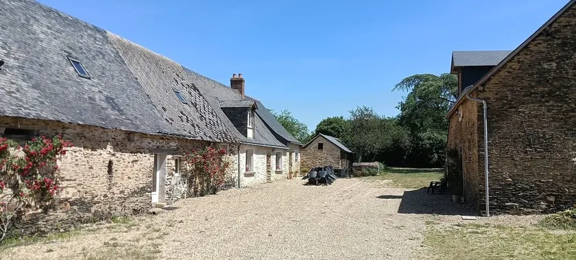 Large farmhouse north of Angers, 13 bedrooms with a swimming pool, 2 minutes from Les Briottières - Image 1