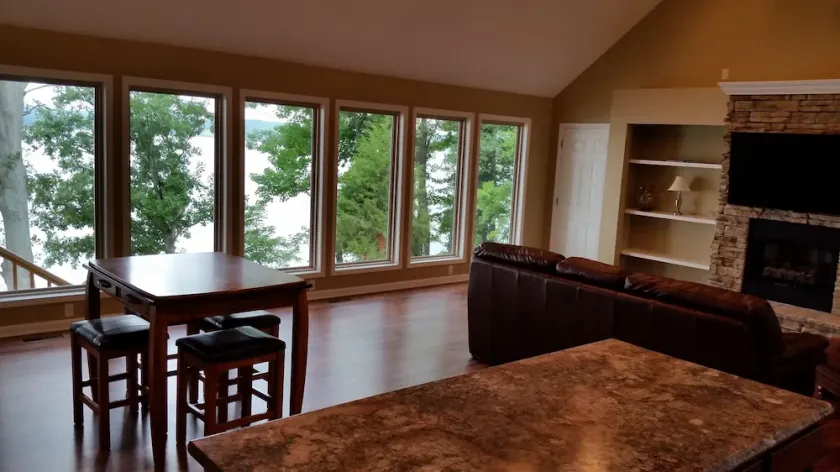 Bridgeview Cottage with Weekday Pontoon Boat Access, and Quiet Peninsula Setting - Image 1