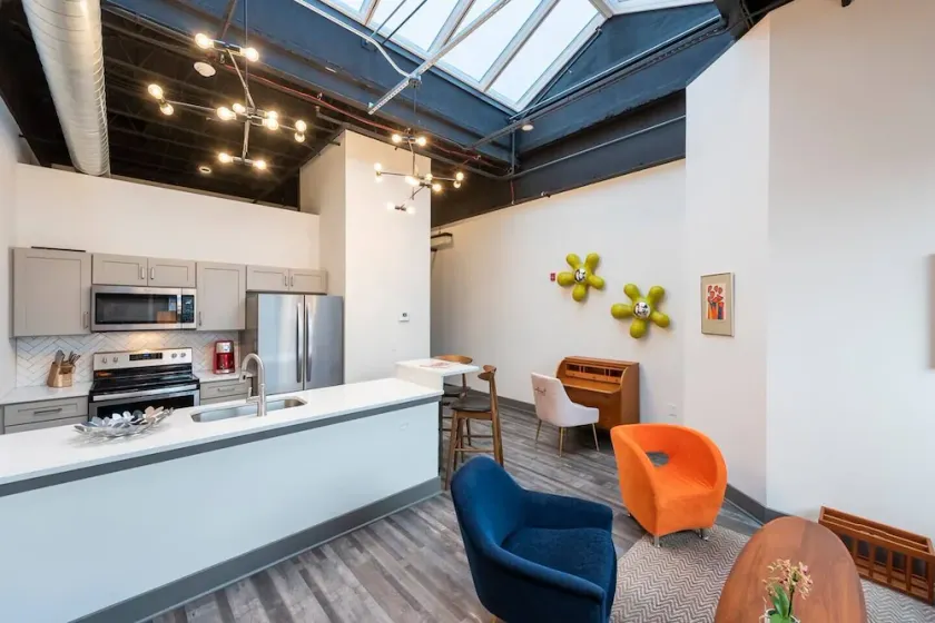 Stylish Mid-Century Modern Executive Apartment - Image 1