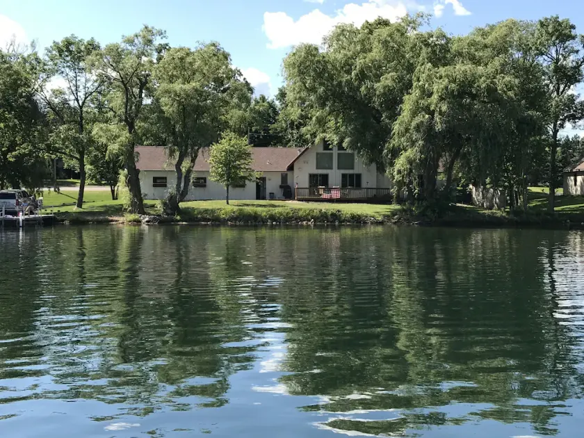 Luxury Le Homme Dieu Home With Prime Location And Private Boat Ramp - Image 1