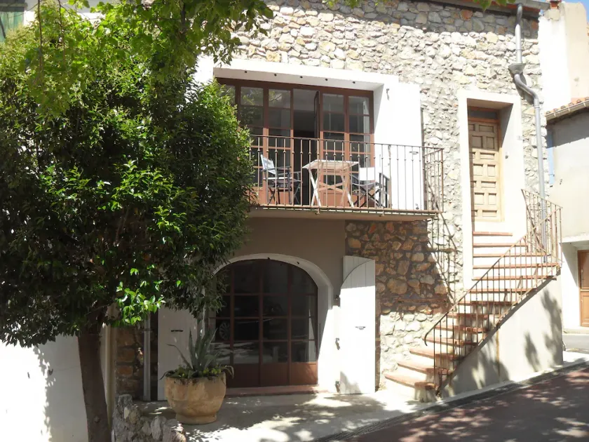 Cottage in pietra con terrazza sul tetto vicino a montagne e spiagge. - Image 1