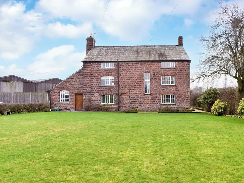 7 bedroom accommodation in Blackden, near Crewe - Image 1