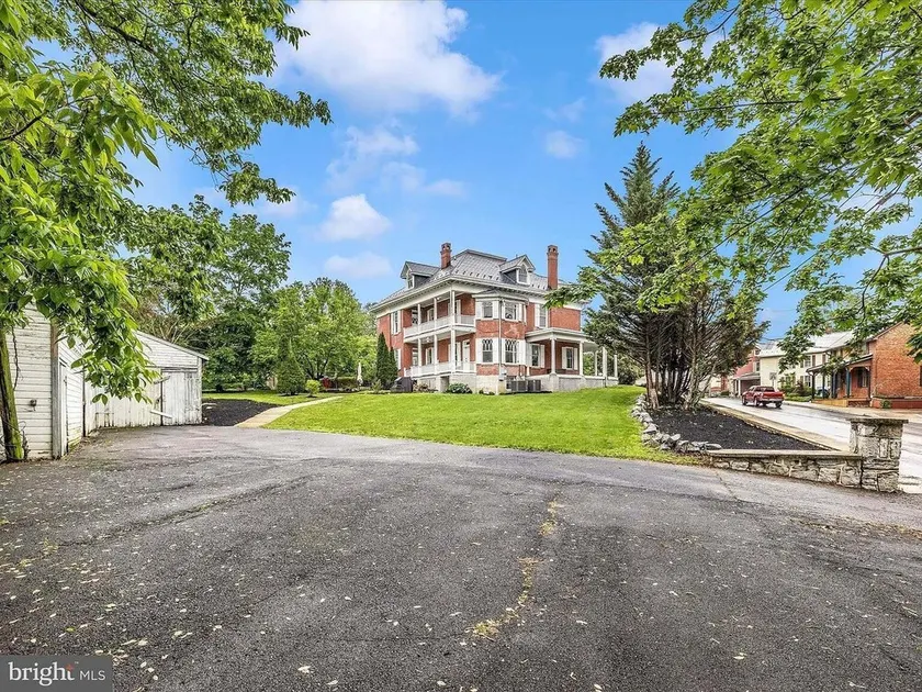 The Rosemont Mansion: Steps from Main Street - Image 1