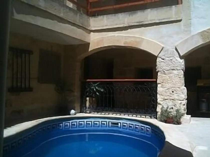 Ferme unique avec piscine et jacuzzi - Image 1