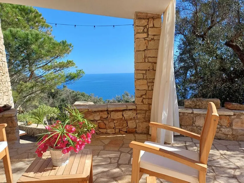 VILLA DE VACANCES SUR LA MER AVEC UN JARDIN DE 3000 M² - Image 1