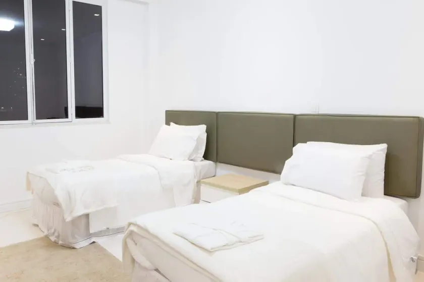 Suite with 2 single beds - Image 1