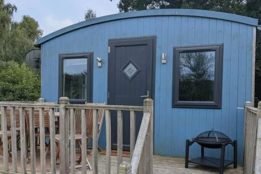 Tranquil Cabin Retreat- Sleeps 2, Parking - Image 1