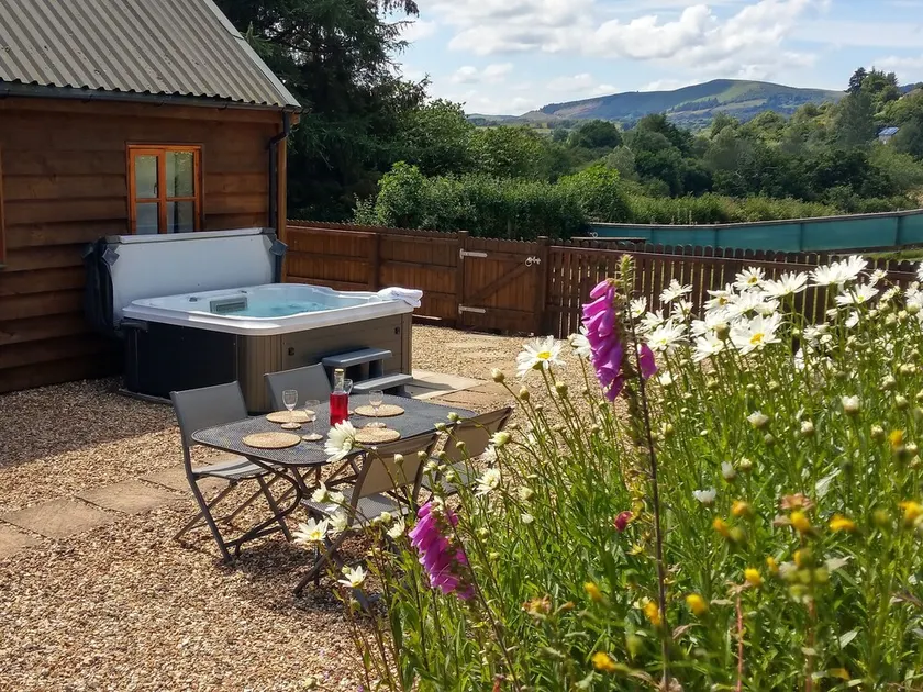 Seven Stars- hot tub & garden with fabulous views. - Image 1