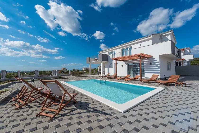 Comfort villa with swimming pool and terrace - Image 1