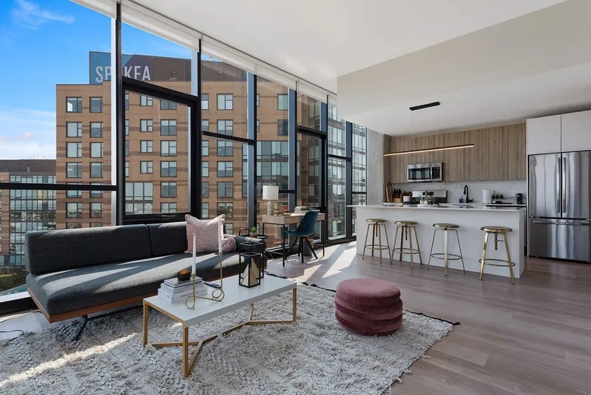Luxe 1BR: Unmatched Views & Location - Image 1