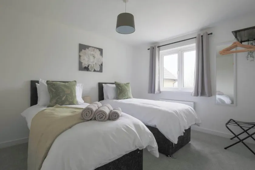 The Haven – Modern 4-Bed Home with Garden - Image 1