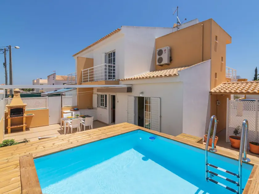 Wunderbares  Ferienhaus für 6 Personen mit  W-LAN, privatem Pool, Klimaanlage, TV und Balkon - Image 1