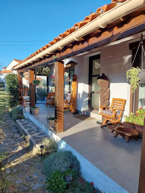 Air-conditioned 4-person house with garden and pool 10 minutes from the beach - Image 1