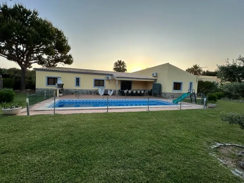 Rymlig villa med stor trädgård och privat pool-lugnt område nära Quinta do Lago - Image 1