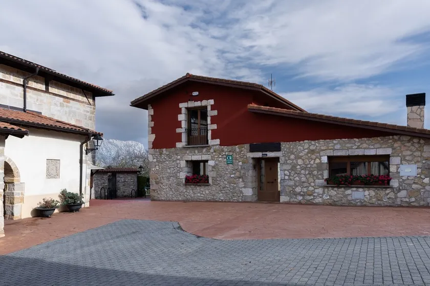 Country House 'Legaire Etxea' with Mountain View, Private Garden and Wi-Fi - Image 1