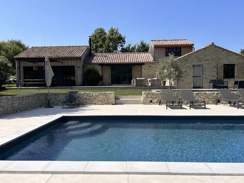 Contemporary house with swimming pool - Image 1