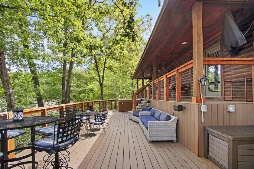 Lakefront Cozy Cabin w/ hot tub - Image 1