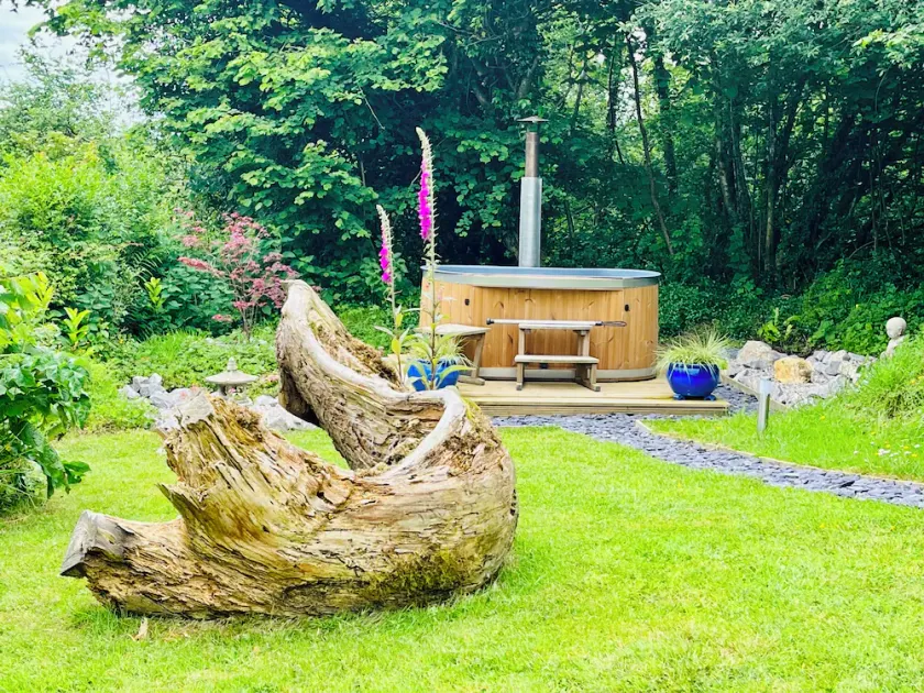Ger y Nant: Peaceful Countryside Hot Tub Retreat - Image 1