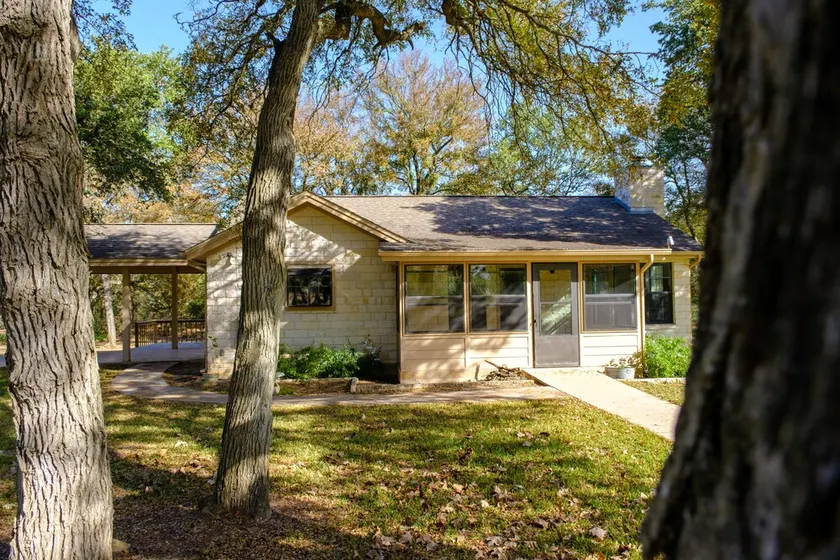 Guest house nestled amongst 100 year old oaks with fun farm animals! - Image 1