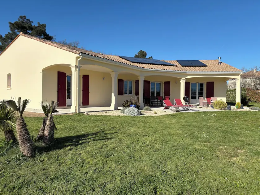La maison aux ânes en pleine campagne entourée de forêts de vignes avec piscine. - Image 1