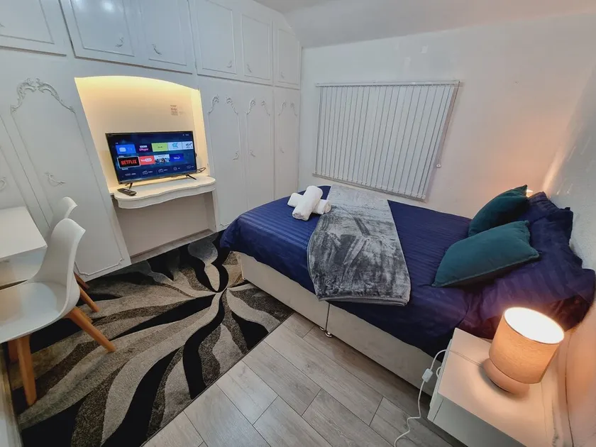 Luxury 3 Bedrooms, 3  Bathrooms, Entire House, Parking, WiFi & Garden.  - Image 1