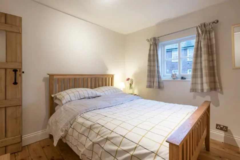 Charming Georgian flint cottage - Image 1