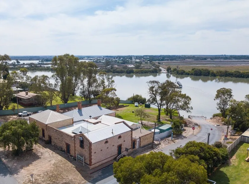 Unique group accommodation on the Murray River - Image 1
