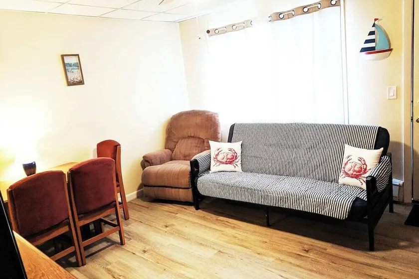 350 yards to the Beach. Pet Friendly. Free Parking - Image 1
